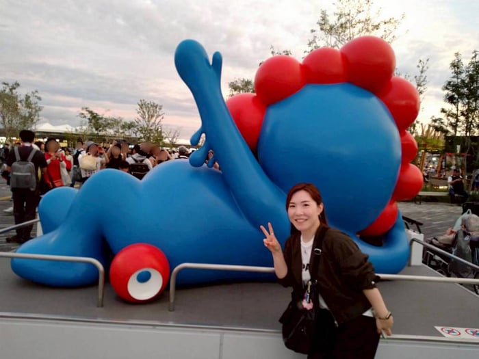 寝そべりミャクミャク_篠田